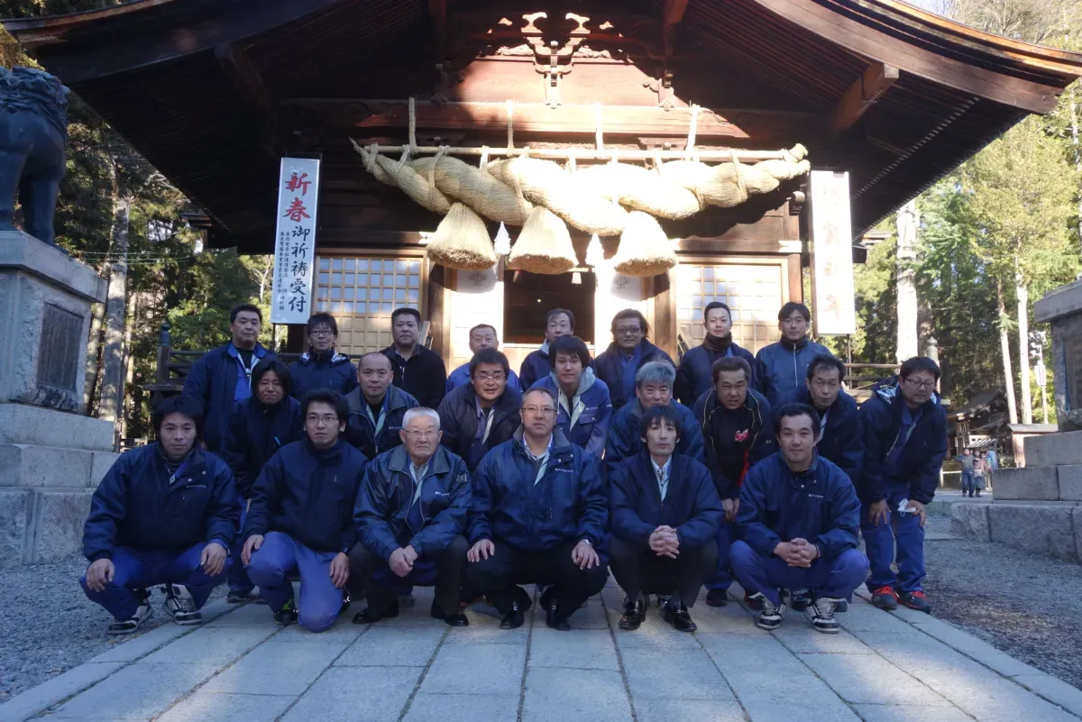 新春の安全祈願に集まった社員一同