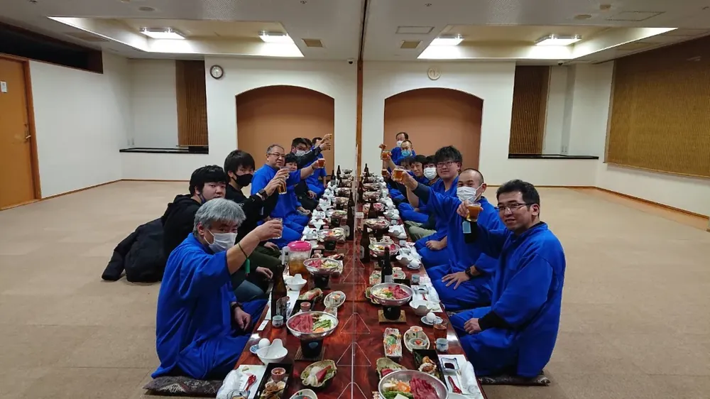 恒例の新年会で乾杯する社員一同